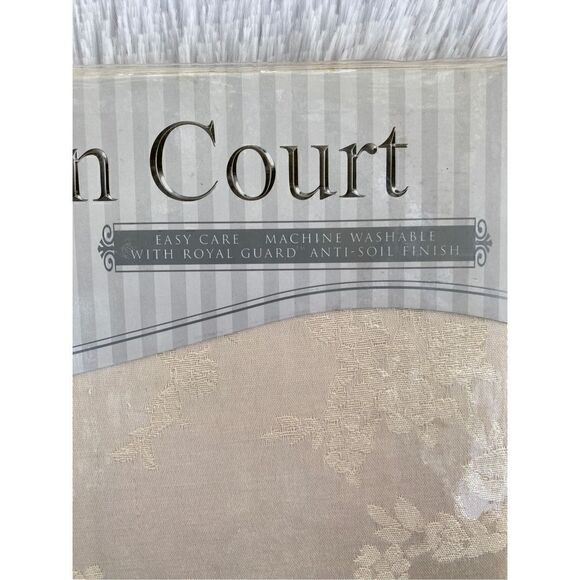 NWT Wilton Court 60”X104” Oval Cream Rose Print Tablecloth - Picture 3 of 8